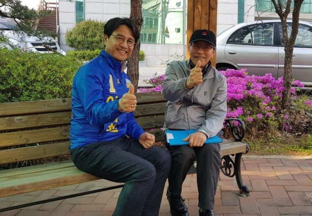 ▲ 이재현 후보(더불어민주당)가 서구지역 주민과 함께 엄지손가락을 치켜세우며 1번을 찍어달라고 호소하고 있다.