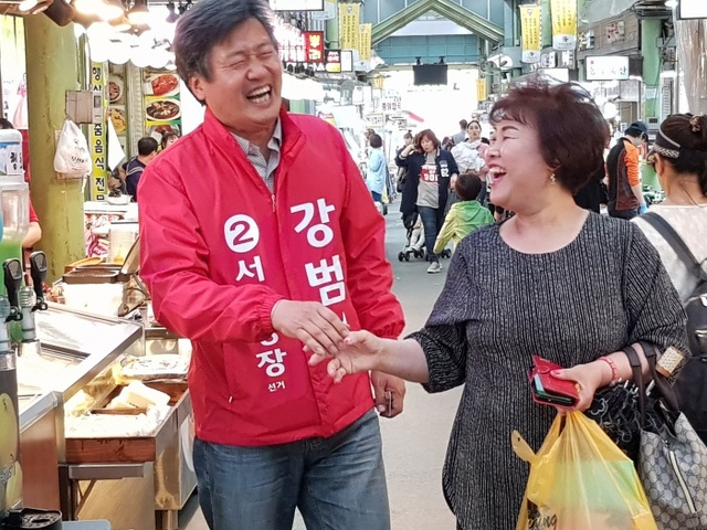 ▲ 강범석 후보(자유한국당)가 서구지역 한 전통시장에서 지역주민과 악수를 하며 환하게 웃고 있다.