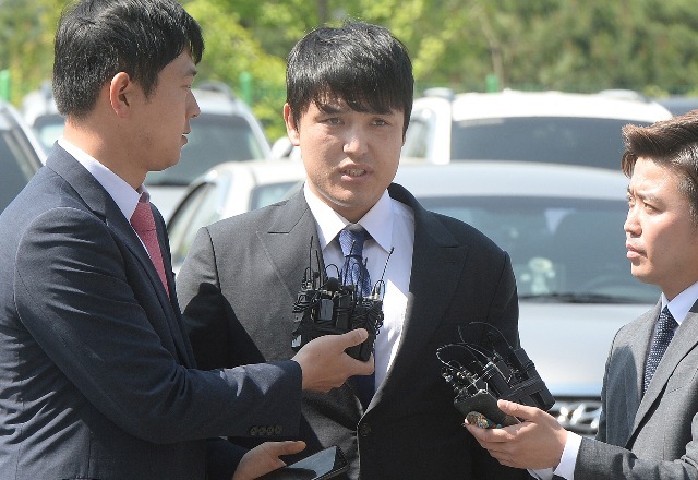 성폭행 혐의를 받고 있는 프로야구 넥센 히어로즈 포수 박동원 선수가 28일 오전 경찰 조사를 받기 위해 인천시 남동구 남동경찰서에 들어서며 취재진의 질문을 받고 있다.장용준기자