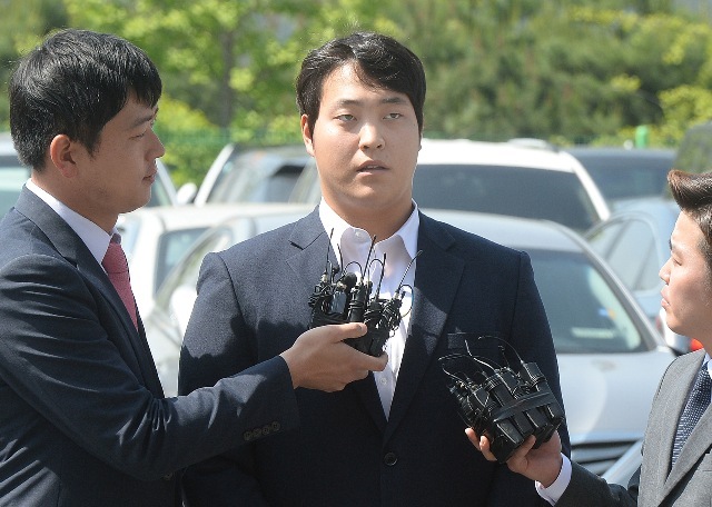 ▲ 성폭행 혐의를 받고 있는 프로야구 넥센 히어로즈 투수 조상우 선수가 28일 오전 경찰 조사를 받기 위해 인천시 남동구 남동경찰서에 들어서며 취재진의 질문을 받고 있다.장용준기자