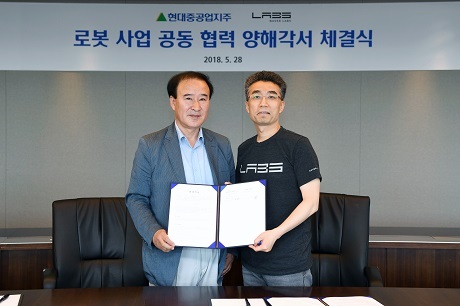 ▲ 네이버랩스와 현대중공업지주가 로봇사업 공동협력에 대한 양해각서를 체결했다. (사진 왼쪽 현대중공업지주 로봇사업부문 윤중근 대표, 오른쪽 네이버랩스 송창현 대표). 사진/네이버