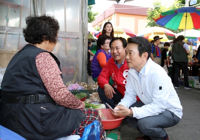 ▲ 이권재 오산시장 후보와 남경필 경기지사 후보가 오산 전통시장을 찾아상인들과 대화를 하고 있다