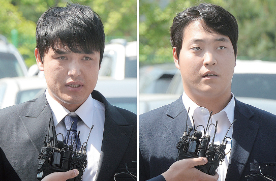 ▲ 성폭행 혐의를 받고 있는 프로야구 넥센 히어로즈 포수 박동원(왼쪽), 투수 조상우 선수가 28일 오전 경찰 조사를 받기 위해 인천 남동경찰서에 들어서며 취재진의 질문을 받고 있다. 박동원과 조상우 선수는 지난 23일 새벽께 인천 시내 모 호텔에서 술에 취한 여성을 성폭행한 혐의를 받고 있다.  장용준기자