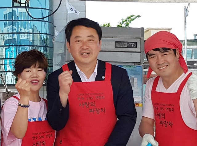 ▲ 무소속 이한구 계양구청장 후보가 최근 열린 사랑의 짜장차 행사에서 지역주민들과 함께 봉사활동에 나섰다.