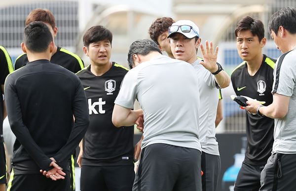 ▲ 대한민국 축구대표팀이 29일 오후 대구스타디움 보조경기장에서 공개훈련에 앞서 신태용 감독의 말을 듣고 있다. 연합뉴스