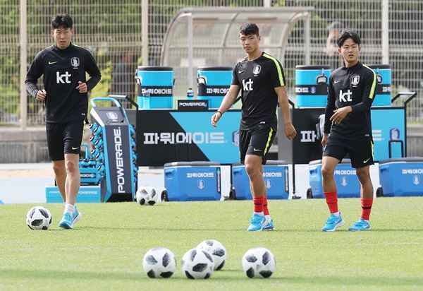 ▲ 온두라스와의 평가전에서 승리한 대한민국 축구대표팀 손흥민, 황희찬, 이승우가 29일 오후 대구스타디움 보조경기장에서 공개훈련을 하고 있다. 연합뉴스