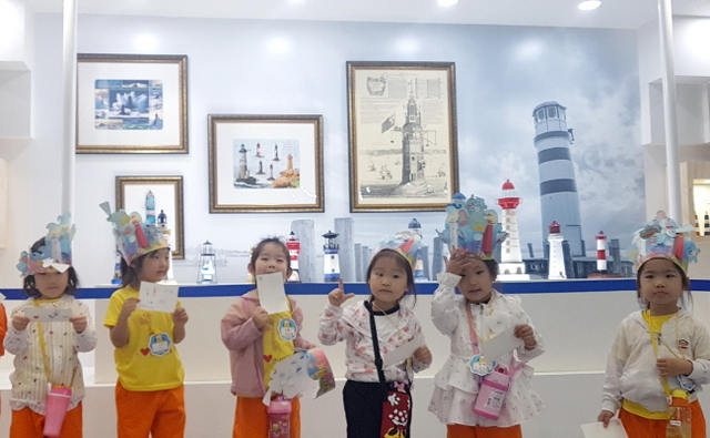 ▲ 29일 인천시 연수구 송도컨벤시아에 열린 ‘세계등대 유물전시회’에서 유치원생들이 등대왕관 만들기 체험 후 기념사진을 찍고 있다.허현범기자