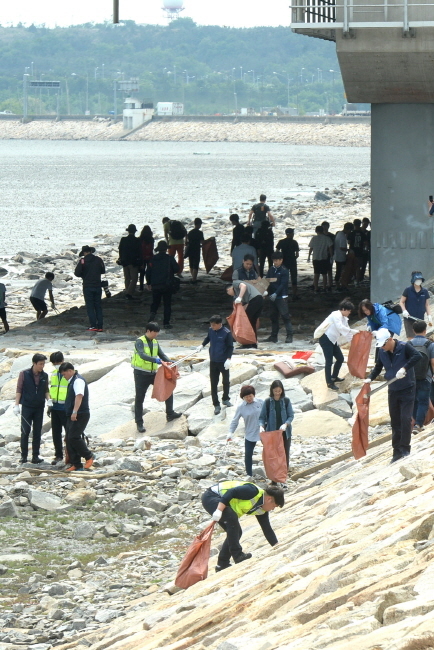 ▲ 바다의 날을 이틀 앞둔 29일 오후 인천시 중구 인천대교기념관 앞 해안에서 환경단체 회원들과 학생들이 쓰레기를 수거하고 있다.장용준기자