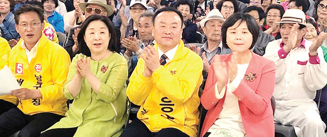 29일 정의당 김응호 인천시장 후보가 심상정 공동선대위원장과 배진교 남동구청장 후보 개소식에 참석해 축하하고 있다. 김응호 후보 선거 사무소 제공