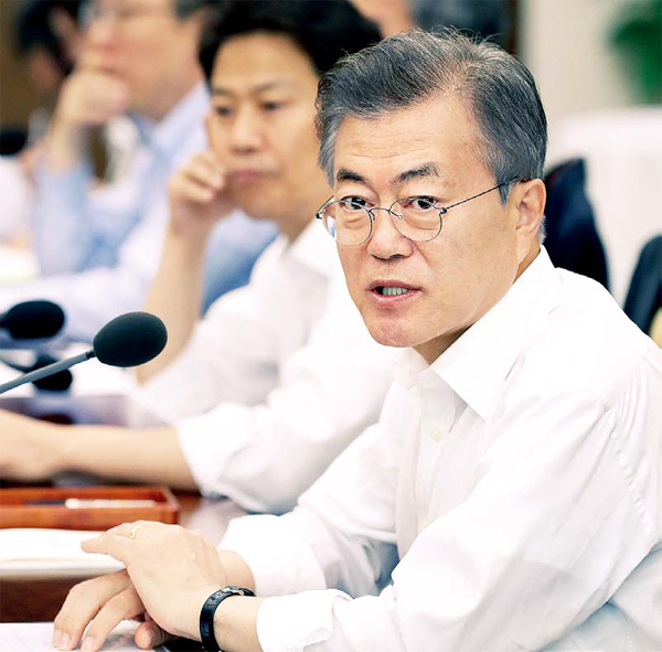 ▲ 文 대통령, 가계소득동향 점검회의 주재 문재인 대통령이 29일 오후 청와대 여민1관 소회의실에서 김동연 경제부총리를 비롯한 경제 관련 부처 장관들이 참석한 가운데 가계소득동향 점검회의를 주재하고 있다. 청와대 제공