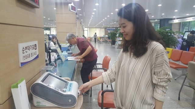 ▲ 군포-민원실 대기번호표 친환경용지 교체