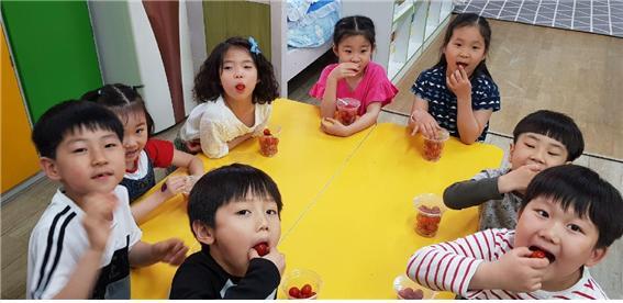 ▲ 광명시 한 초등한교 돌봄교실에서 어린이들이 과일간식을 먹고 있다. 광명시 제공