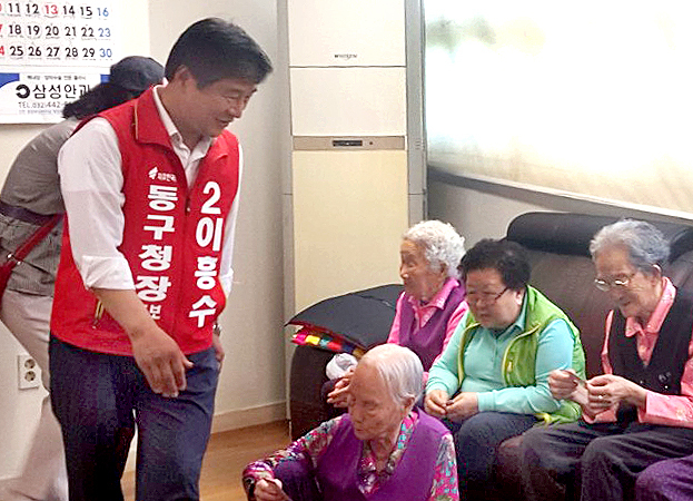 ▲ 이흥수 후보(자유한국당)가 동구 송림 휴먼시아 경로당에 방문해 노인들에게 지지를 호소하고 있다