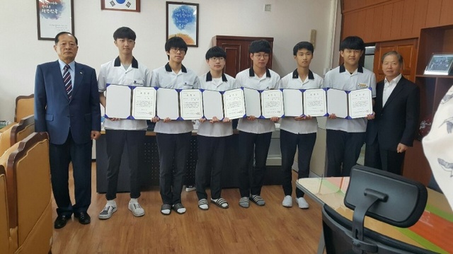 ▲ 남북청소년교류평화연대 경기연대가 31일 진행한 DMZ 안보투어 견학소감문 시상