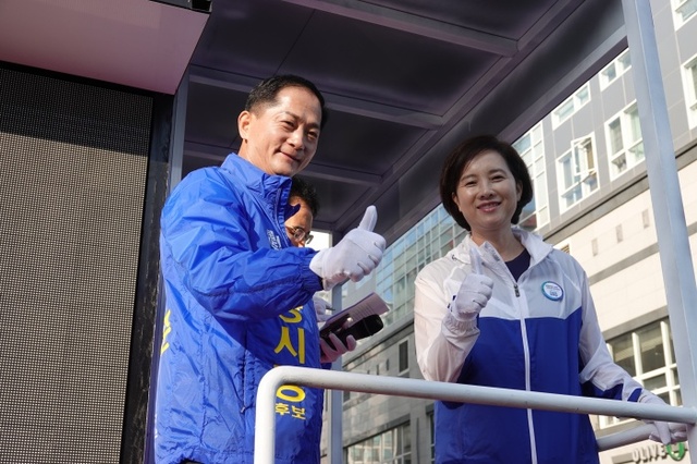 ▲ 더불어민주당 이재준 고양시장 후보가 유은혜 국회의원과 유세차에 올라 엄지를 치켜 세우며 필승을 다짐하고 있다. 사진제공=이재준 후보