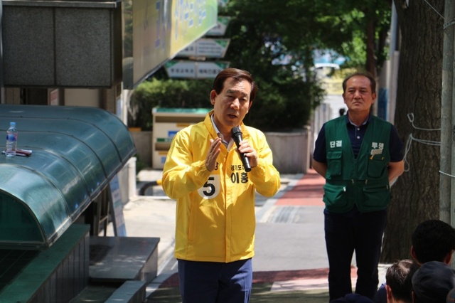 ▲ 정의당 이홍우 경기도지사 후보가 31일 오후 고양시청 앞에서 농성을 벌이고 있는 민주연합노조 소속 고양시 청소노동자 연대를 방문한 모습. 캠프 제공