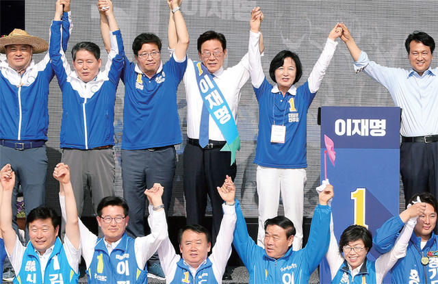 ▲ 더불어민주당 추미애 대표, 이재명 경기도지사 후보, 염태영 수원시장 후보 및 광역·기초의원 후보들이 31일 수원 화성행궁 광장에서 열린 ‘이제, 함께 해염’ 경기도당 집중유세에서 지방선거 필승을 다짐하고 있다. 조태형기자