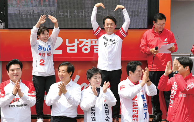▲ 자유한국당 김성태 원내대표, 남경필 경기도지사 후보, 정미경 수원시장 후보 및 광역·기초의원 후보들이 31일 수원 지동시장 일대에서 열린 ‘수원 합동 출정식 및 정책협약식’에서 지방선거 필승을 다짐하고 있다. 조태형기자
