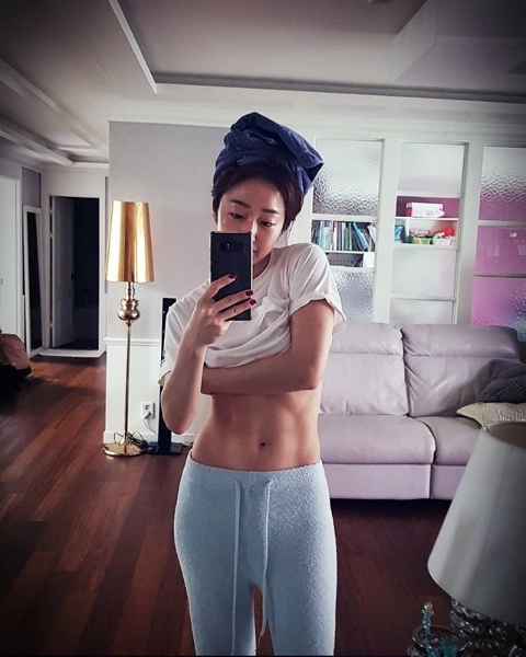 ▲ 방송인 김경화가 탄탄한 복근을 드러냈다. 김경화 인스타그램