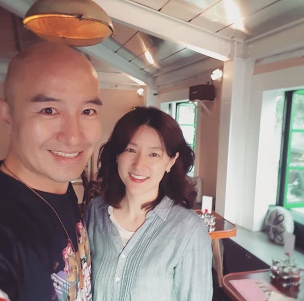 ▲ 방송인 홍석천(왼쪽) 배우 이영애가 만났다. 인스타그램