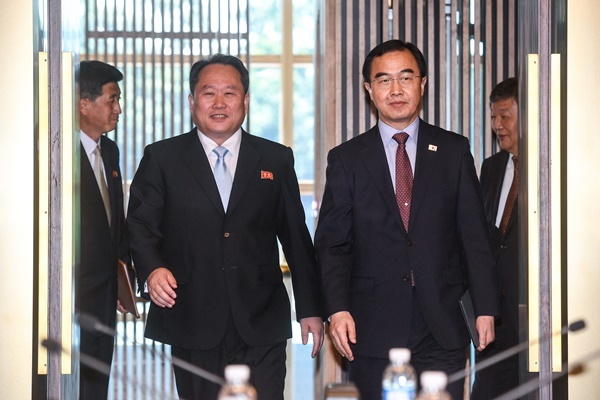 ▲ 조명균 통일부 장관(오른쪽)과 리선권 조국평화통일위원회 위원장이 1일 오전 판문점 남측 평화의집에서 열리는 '남북고위급회담'에 참석하기 위해 회담장으로 향하고 있다. 연합뉴스