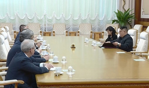 ▲ 북한 조선중앙TV가 1일 방영한 김정은 국무위원장과 세르게이 라브로프 러시아 외무장관의 전날 접견 영상에서 김 위원장이 블라디미르 푸틴 러시아 대통령의 친서로 추정되는 문서를 보는 모습. 연합뉴스