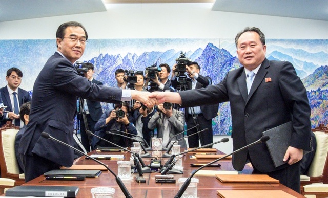 ▲ 조명균 통일부 장관과 리선권 조국평화통일위원회 위원장이 1일 오후 판문점 남측 평화의집에서 열린 ''남북고위급회담''을 마친 뒤 공동보도문을 교환하며 악수하고 있다(연합뉴스)