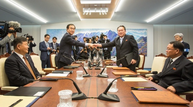 ▲ 조명균 통일부 장관과 리선권 조국평화통일위원회 위원장이 1일 오후 판문점 남측 평화의집에서 열린 ''남북고위급회담''을 마친 뒤 공동보도문을 교환하며 악수하고 있다.(연합뉴스 제공)2