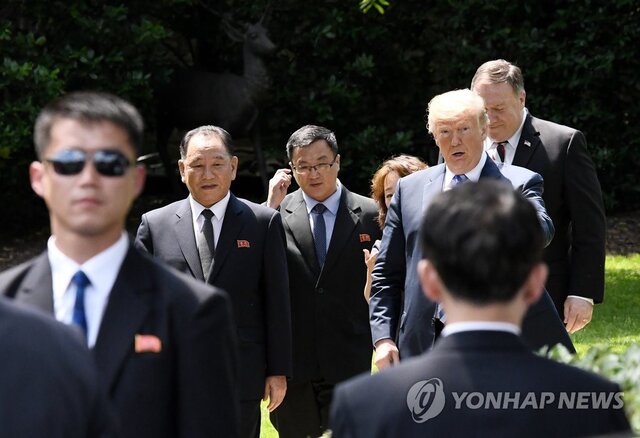 ▲ 1일 오후(현지시간) 백악관 집무실에서 김영철(왼쪽 2번째) 북한 노동당 대남담당 부위원장 겸 통일전선부장을 접견한, 도널드 트럼프(오른쪽 2번째) 미국 대통령이 면담을 마친 뒤 김 부위원장 등 북 대표단과 함께 사우스론을 지나고 있다. 트럼프의 뒤는 마이크 폼페이오 국무장관. 트럼프 대통령은 면담 후 