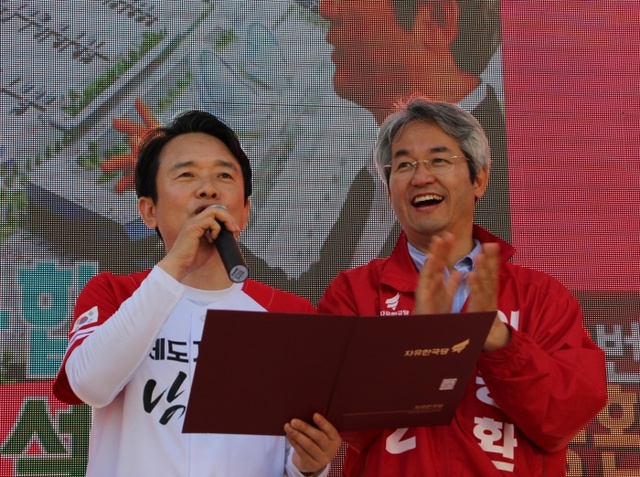 ▲ 자유한국당 이동환 고양시장 후보가 남경필 경기도지사 후보와 고양시 발전 공동공약을 발표하고 있다. 사진제공=이동환 후보