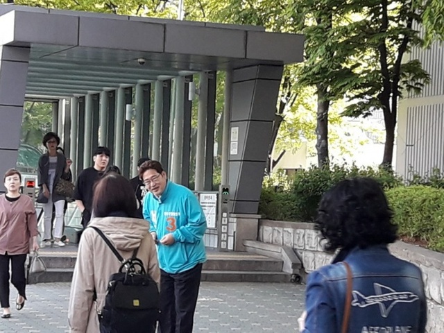 ▲ 서원경 바른미래당 후보가 2일 선학역 앞에서 시민들을 만나고 있다.