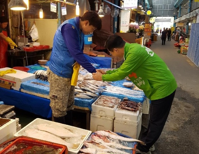 ▲ 선계훈 민주평화당 후보가 3일 오전 연수구 옥련시장에서 한 상인과 악수를 나누고 있다.