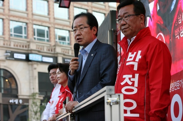 ▲ 자유한국당 박정오 성남시장 후보 선거 유세장에 참여한 홍준표 대표가 발언을 하고 있다. 사진=박정오 캠프 제공