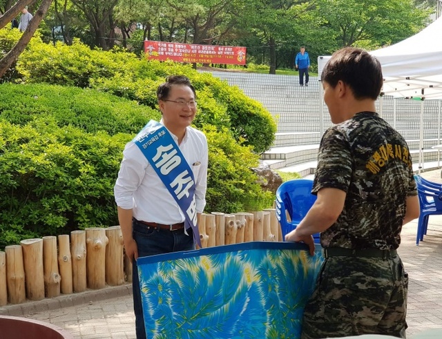 ▲ 송주명 후보가 3일 시흥 비둘공원에서 열린 해병전우회 행사장을 방문해 유권자에게 한 표를 호소하고 있다.(송주명 캠프 제공)