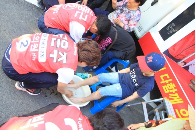 ▲ 세족식을 하고 있는 자유한국당 국은주 경기도의원 후보