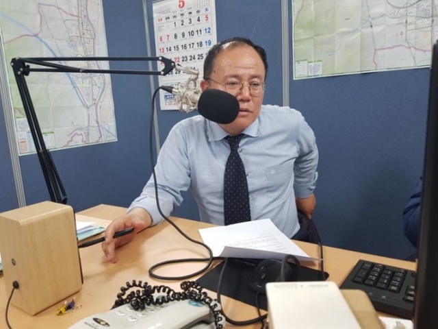 ▲ 팟캐스트 방송을 진행하고 있는 더불어민주당 김정겸 의정부시의원 후보