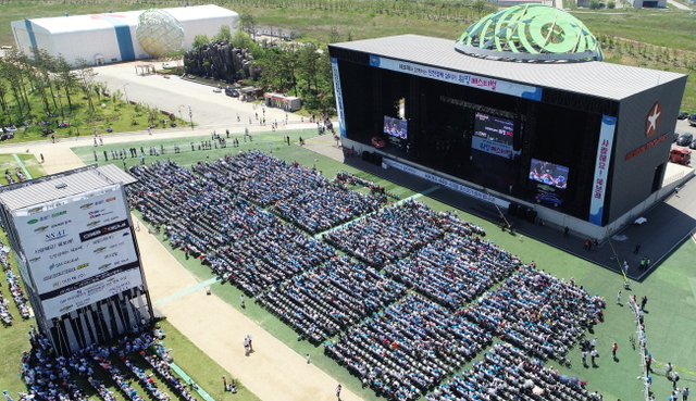 ▲ ‘쉐보레와 함께하는 인천 경제살리기 워킹 페스티벌’이 열린 2일 인천 송도달빛축제공원에서 참가자들이 인기가수들의 무대를 즐기고 있다. ‘쉐보레, 다시 힘차게 달린다’라는 캐치프레이즈로 진행된 이번 행사는 한국지엠 협신회가 주최·주관하고 경기일보와 한국지엠주식회사, 한국지엠조기정상화 및 인천경제살리기 범시민협의회, 인천상공회의소 등이 후원했다. 조태형기자