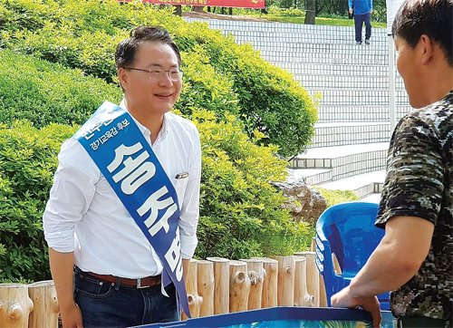 송주명 후보가 3일 시흥 비둘기공원서 열린 해병전우회 행사장을 방문해 유권자에게 한 표를 호소하고 있다. 송주명 캠프 제공