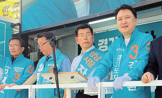 ▲ 성남 중앙시장 찾은 김영환 바른미래당 김영환 경기도지사 후보(오른쪽)가 3일 성남 중앙시장 사거리에서 장영하 성남시장 후보 등과 함께 유세차에 올라 지지를 호소하고 있다. 김영환 캠프 제공