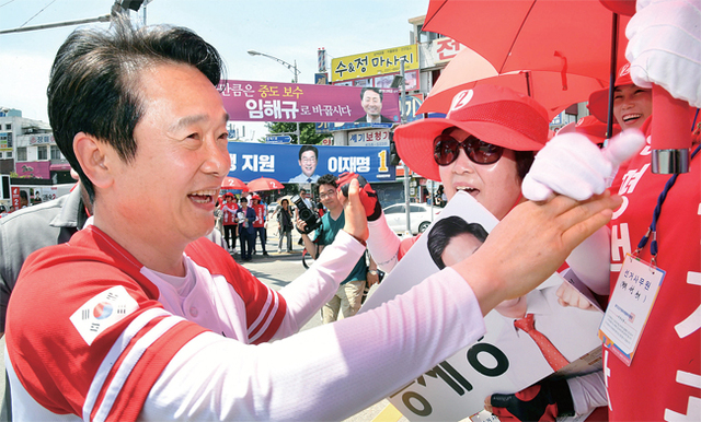▲ 자유한국당 남경필 경기도지사 후보가 3일 오후 평택시 평택동 평택역 오거리에서 유권자들과 인사를 나누며 지지를 호소하고 있다. 전형민기자