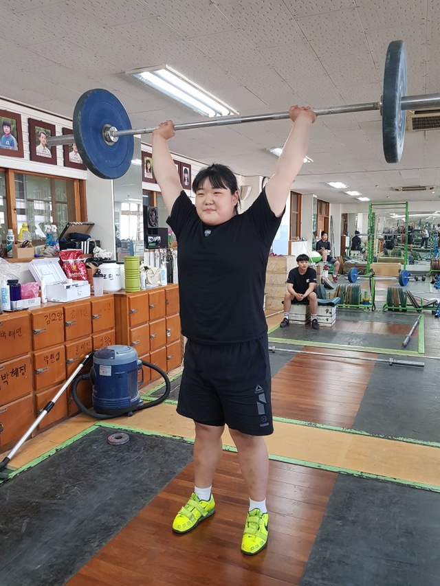 ▲ 제47회 전국소년체육대회서 3관왕에 오르며 여자 역도 ‘포스트 장미란’으로 기대를 모으고 있는 박혜정(안산 선부중2).
