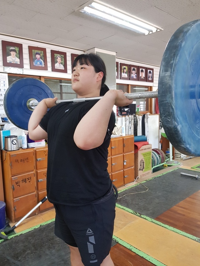 ▲ 제47회 전국소년체육대회서 3관왕에 오르며 여자 역도 ‘포스트 장미란’으로 기대를 모은 중량급 기대주 박혜정(안산 선부중2).
