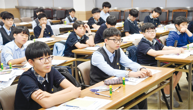 하안북중학교 학생들이 5월2일 수원 경기일보 본사에서 ‘1일 기자체험-띵동, 기사 배달왔습니다’에 참여, 기자역할 및 신문제작을 체험하고 있다. 경기일보가 경기인천지역 중학생을 대상으로 실시하는 1일 기자체험은 중학교 자유학기제 취지에 맞춰 토론실습체험을 중심으로 이뤄진다.