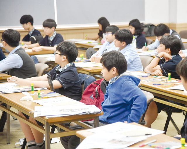 하안북중학교 학생들이 신문기사 작성, 취재 방법 등을 익히며 기자의 역할 등을 배우고 있다