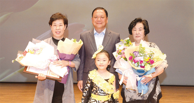고장익 가평군의회 의장이 표창장을 수여받은 유공자들과 기념촬영을 하고 있다.