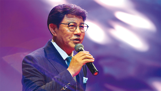 트로트의 황제 설운도가 멋진 무대를 선보이고 있다.