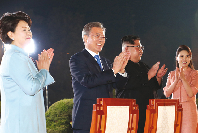 (왼쪽부터)김정숙 여사와 문재인 대통령과 김정은 북한 국무위원장, 리설주 여사가 4월 27일 오후 판문점 평화의집 앞마당에서 환송공연을 감상하고 박수치고 있다.