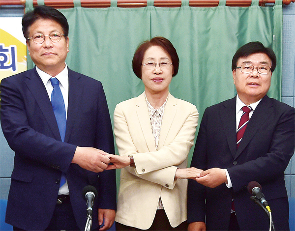 ▲ 도성훈·최순자·고승의(왼쪽부터) 인천시교육감 후보들이 3일 인천언론인클럽 주관으로 열린 6·13 지방선거 인천시교육감 후보자 초청 토론회에 앞서 손을 맞잡고 필승을 다짐하고 있다. 인천 사진공동취재반