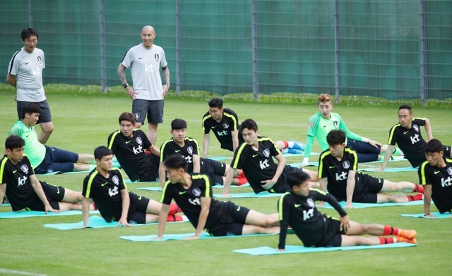 ▲ 2018 러시아 월드컵에 출전하는 한국 축구대표팀 선수들이 4일 오후(현지시간) 오스트리아 레오강 슈타인베르크 스타디온에서 스트레칭으로 가볍게 몸을 풀고 있다.연합뉴스