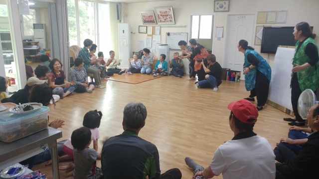 ▲ 희복마을 만들기사업인 설악면옷샘마을에서 첫 교육연극진행